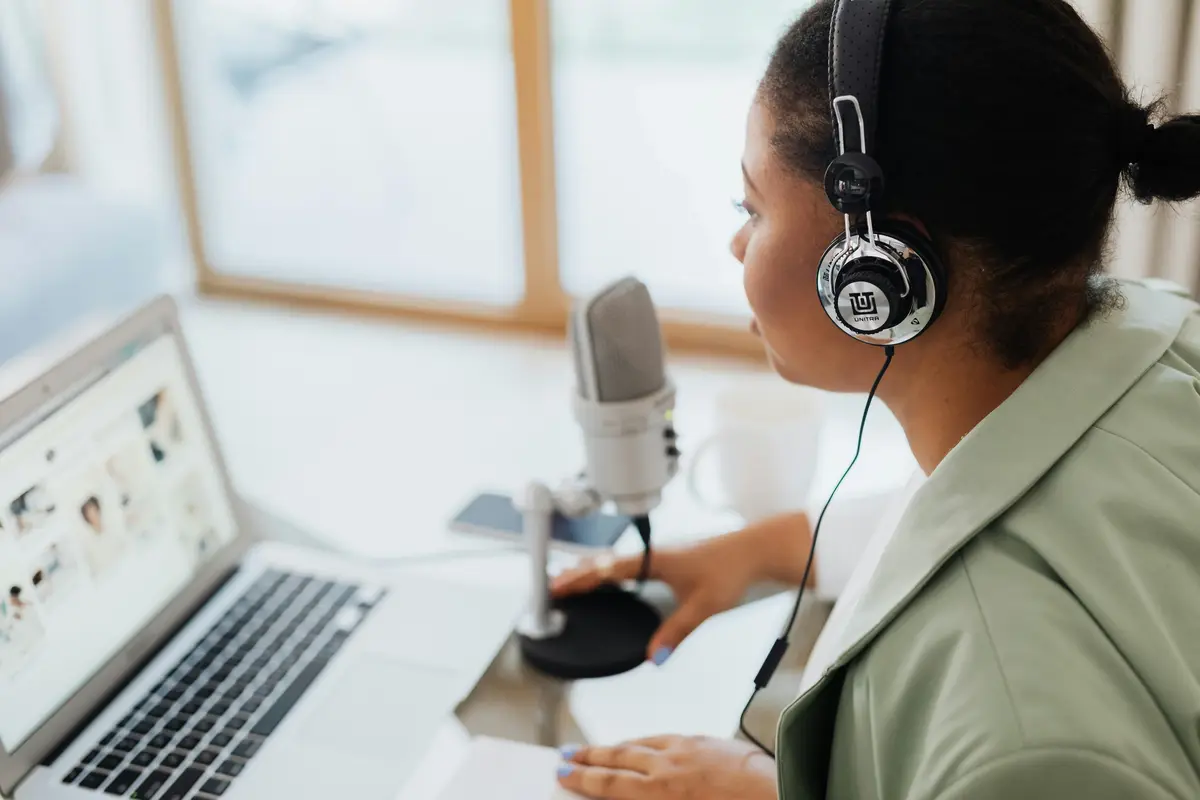Chanteur s'entrainant depuis chez lui pendant un cours virtuel de chant en groupe